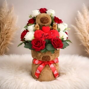 Плюшено мече в кошничка, заобиколено от червени и бели рози.