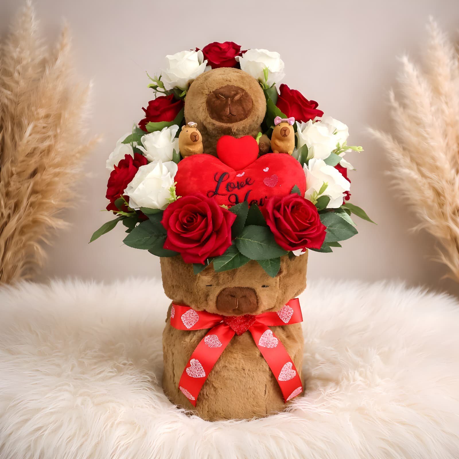 Плюшено мече в кошничка, заобиколено от червени и бели рози.