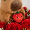 Капибара букет с плюшена капибара играчка и цветя